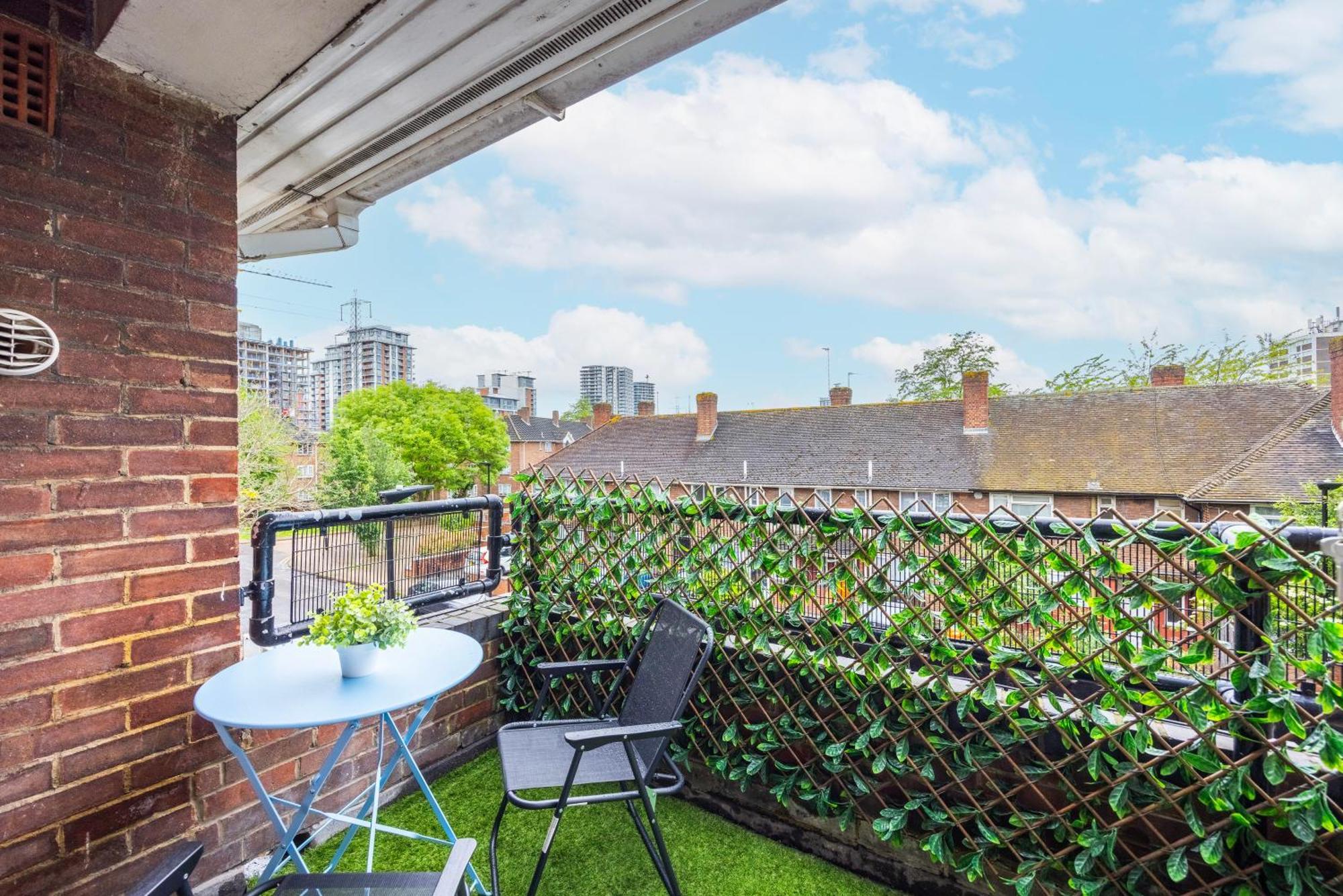 Excel O2 Stunning Large 3 Bedroom Apartment With Balcony Londra Esterno foto